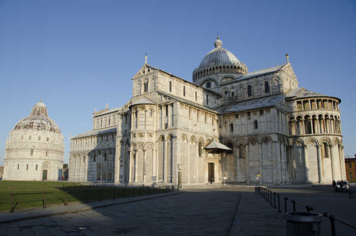 Italia 03 - Pisa - plaza del Milagro - Catedral y Baptisterio.jpg